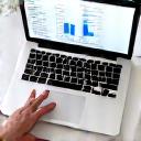 Tableur Excel avec des données ouvertes et des graphiques, symbolisant l'analyse de données de base.