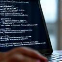 Code Python et R affiché sur un écran, illustrant des scripts de statistiques.